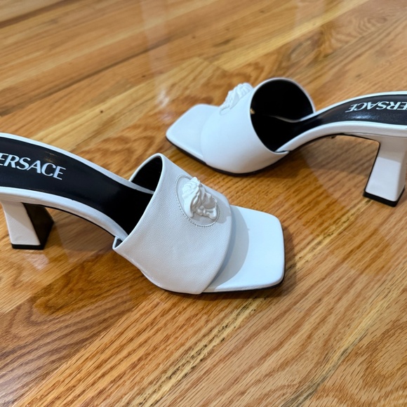 Versace Women's White Medusa 100% Leather Mule Sandals Size 37.5 - Picture 3 of 6